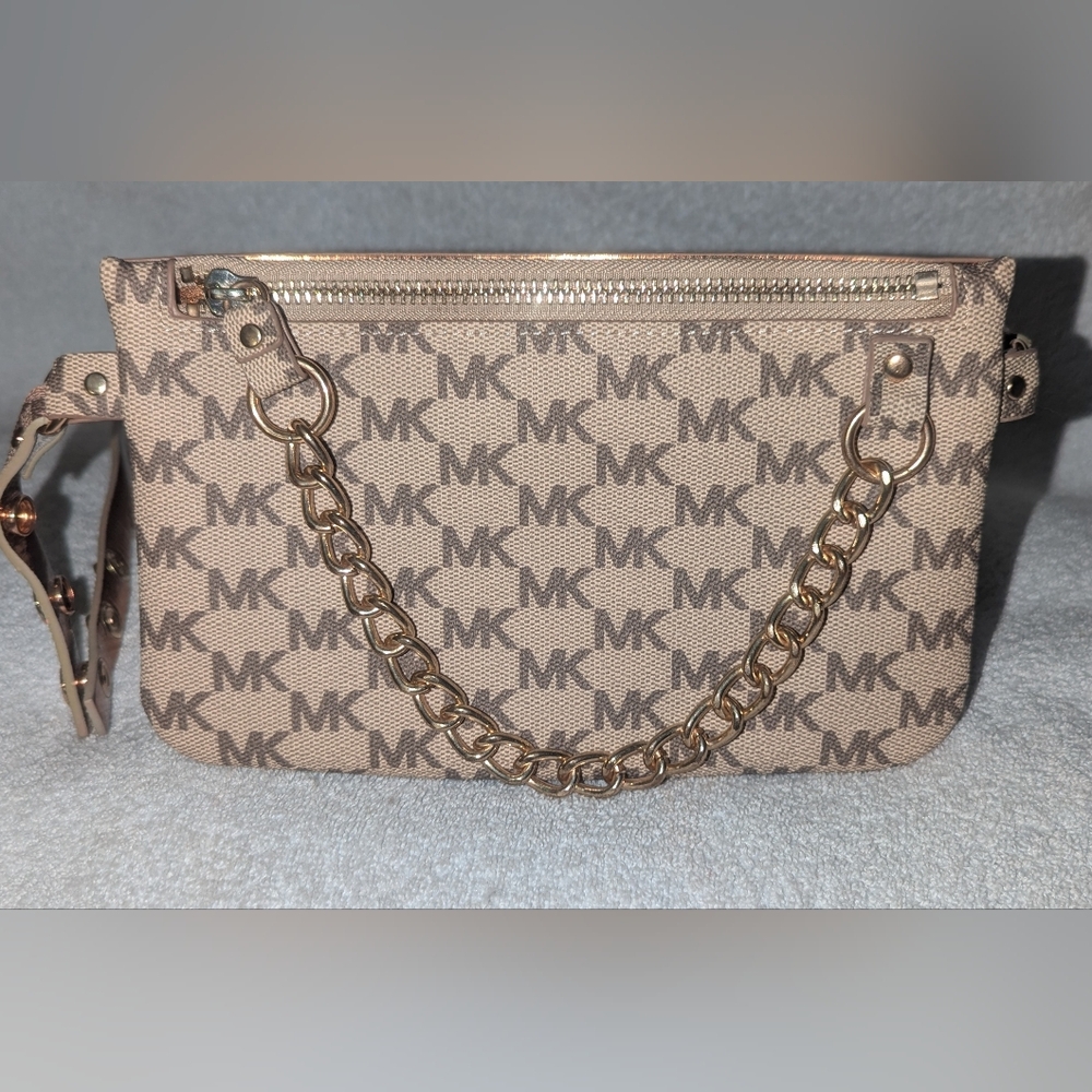 Michael Kors beige signature versatile bag .